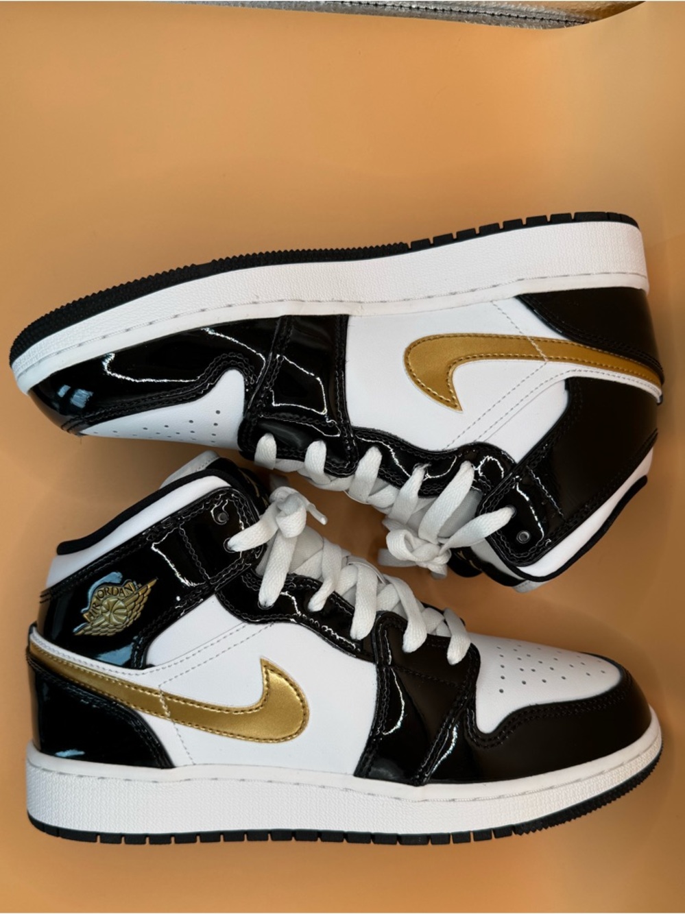 Nike Air Jordan 1 Mid SE Black Gold Patent Women’s 7 (5.5Y) Worn Once